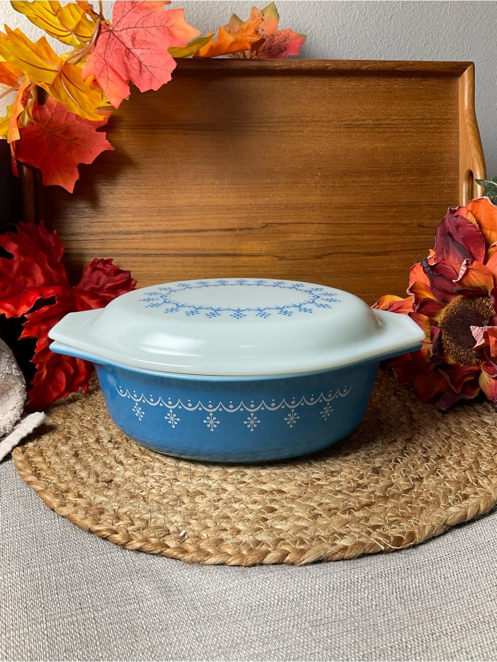 Vintage Pyrex Snowflake Garland 1.5 Qt Casserole with Lid - Picture 2 of 9